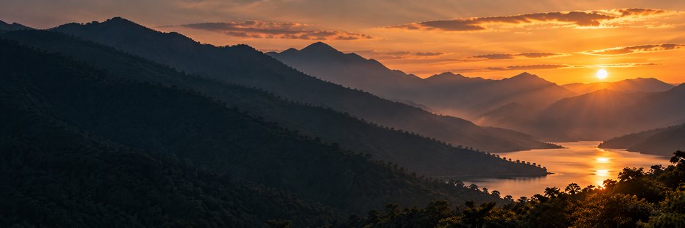 Những dãy núi và mặt hồ trong ánh hoàng hôn